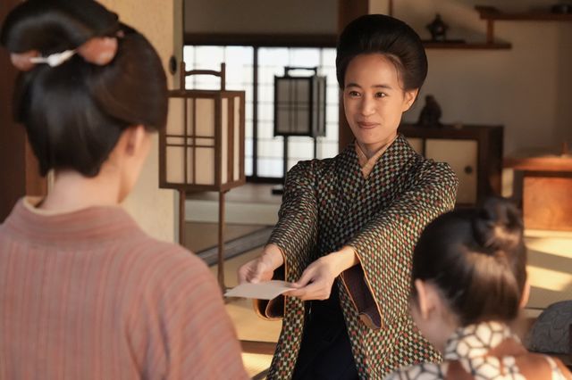 【画像7枚】「ブラッサム」珠（石橋静河）が化粧をして…第12回場面写真（5枚目）