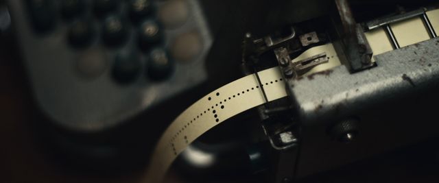 これがスパイツールだ！『クーリエ：最高機密の運び屋』場面写真（2枚目）