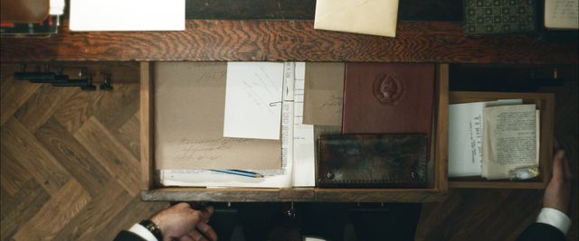 これがスパイツールだ！『クーリエ：最高機密の運び屋』場面写真（3枚目）