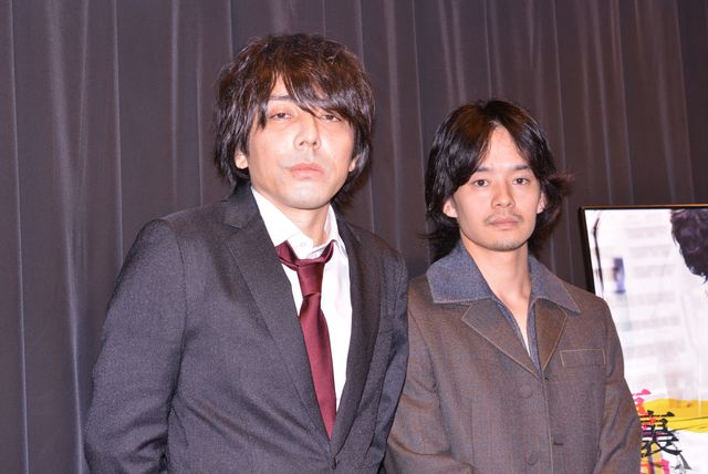 映画『裏切りの街』初日舞台あいさつに登壇した池松壮亮（右）、三浦大輔監督