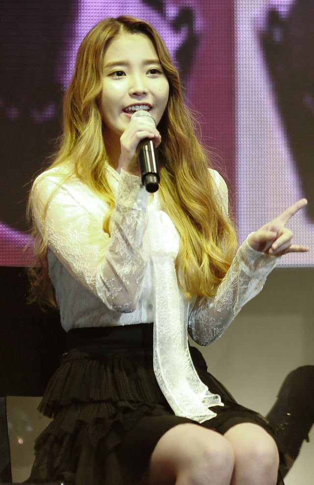 IUが“国民の妹”から魅惑的な女性へ！新アルバム発売記念イベントフォトギャラリー（2枚目）