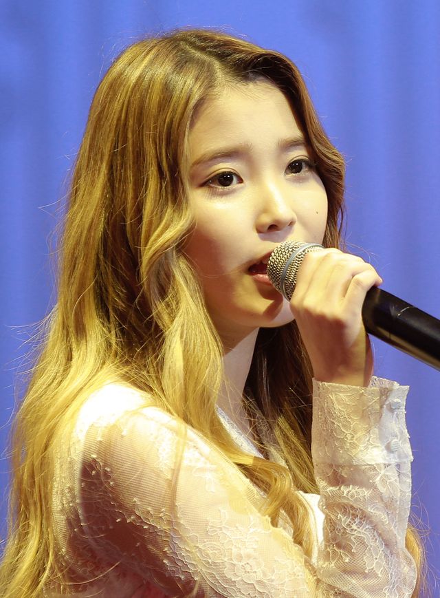 IUが“国民の妹”から魅惑的な女性へ！新アルバム発売記念イベントフォトギャラリー（3枚目）