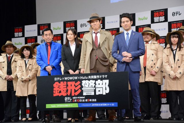 鈴木亮平＆前田敦子、50人の銭形警部に囲まれる：フォトギャラリー
