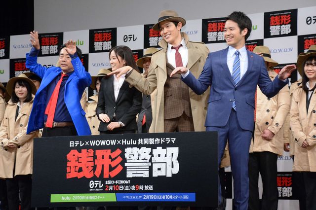 鈴木亮平＆前田敦子、50人の銭形警部に囲まれる（2枚目）