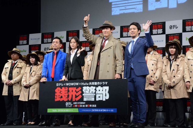 鈴木亮平＆前田敦子、50人の銭形警部に囲まれる（3枚目）