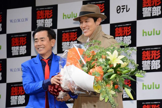 鈴木亮平＆前田敦子、50人の銭形警部に囲まれる（5枚目）