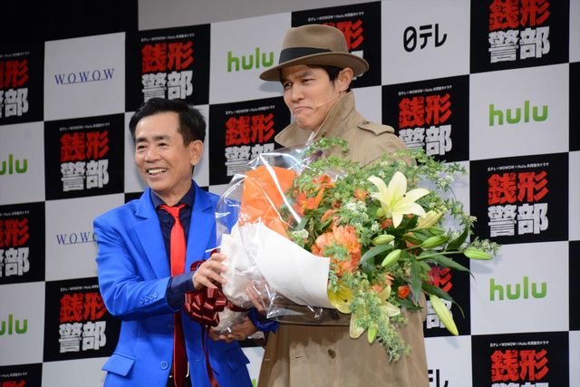 鈴木亮平＆前田敦子、50人の銭形警部に囲まれる（6枚目）