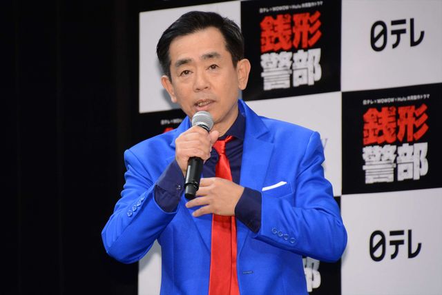 鈴木亮平＆前田敦子、50人の銭形警部に囲まれる（7枚目）