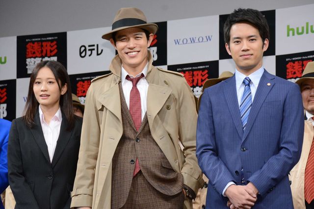 鈴木亮平＆前田敦子、50人の銭形警部に囲まれる（8枚目）