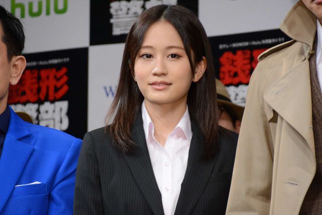 鈴木亮平＆前田敦子、50人の銭形警部に囲まれる（9枚目）