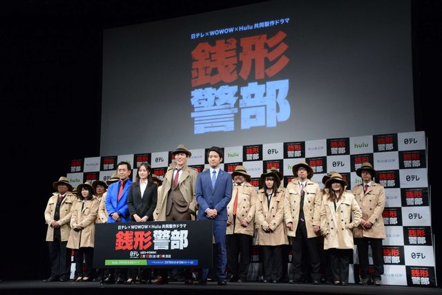 鈴木亮平＆前田敦子、50人の銭形警部に囲まれる（10枚目）