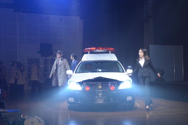 鈴木亮平＆前田敦子、50人の銭形警部に囲まれる（11枚目）