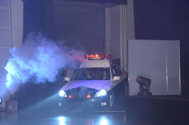 鈴木亮平＆前田敦子、50人の銭形警部に囲まれる（12枚目）