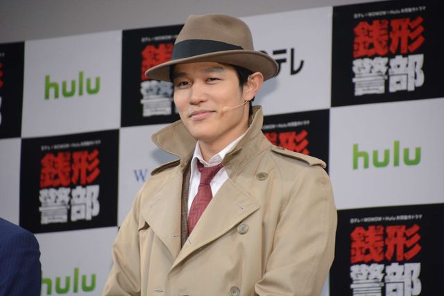 鈴木亮平＆前田敦子、50人の銭形警部に囲まれる（14枚目）