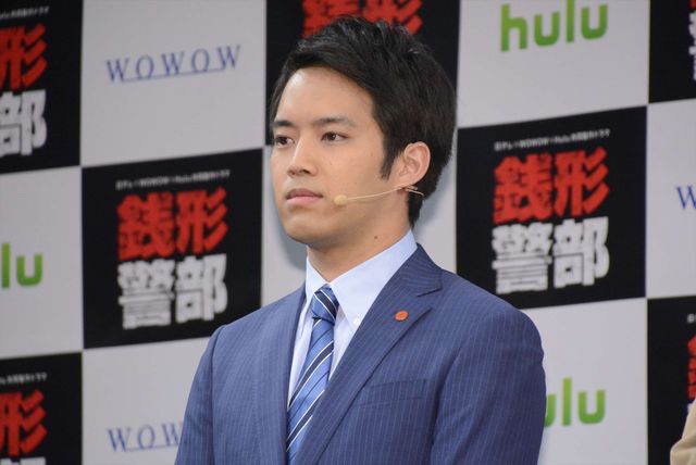 鈴木亮平＆前田敦子、50人の銭形警部に囲まれる（15枚目）