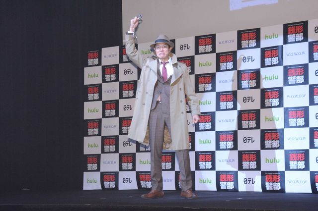 鈴木亮平＆前田敦子、50人の銭形警部に囲まれる（16枚目）