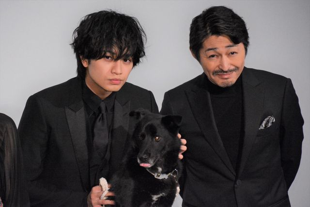 中島健人、二宮和也らと登壇！犬の大吉も（2枚目）