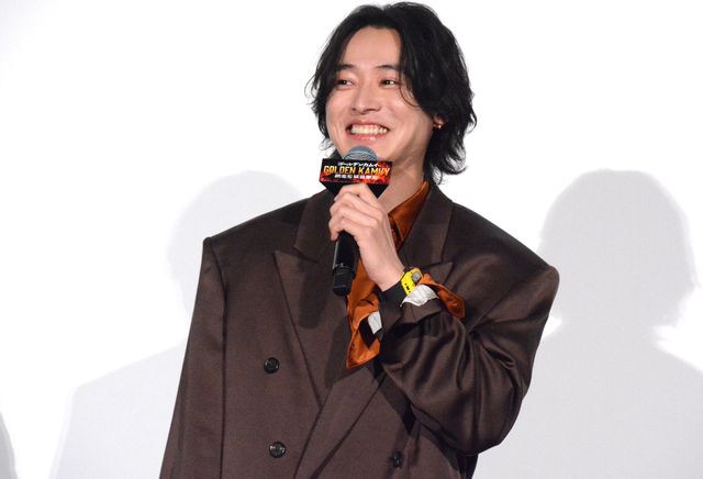 『ゴールデンカムイ　網走監獄襲撃編』公開記念舞台挨拶で笑顔を見せた山崎賢人