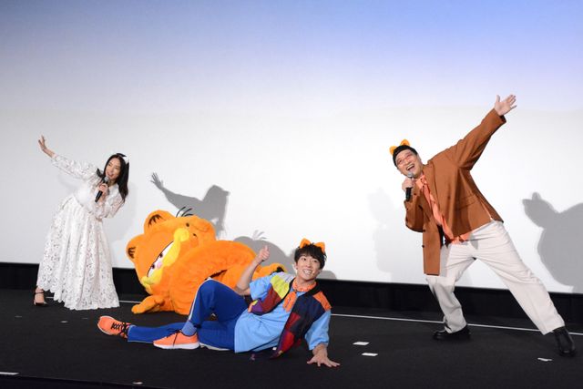 山里亮太＆MEGUMI、まことお兄さんと楽しく体操！『ねこのガーフィールド』公開記念舞台あいさつ：フォトギャラリー