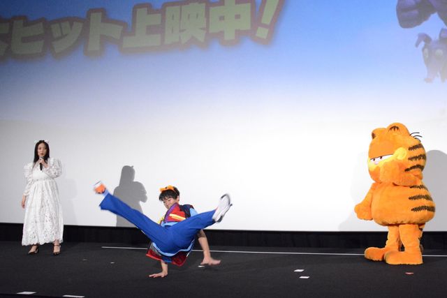 山里亮太＆MEGUMI、まことお兄さんと楽しく体操！『ねこのガーフィールド』公開記念舞台あいさつ（2枚目）