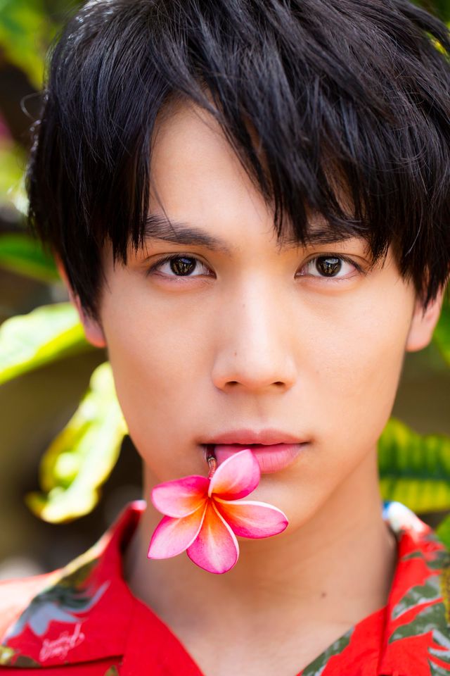二十歳・中川大志、大人な表情に！「中川大志 写真集『maka hou』」：フォトギャラリー