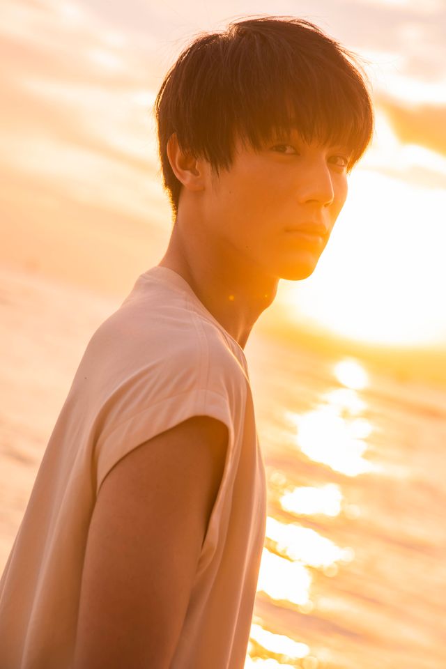 二十歳・中川大志、大人な表情に！「中川大志 写真集『maka hou』」（4枚目）