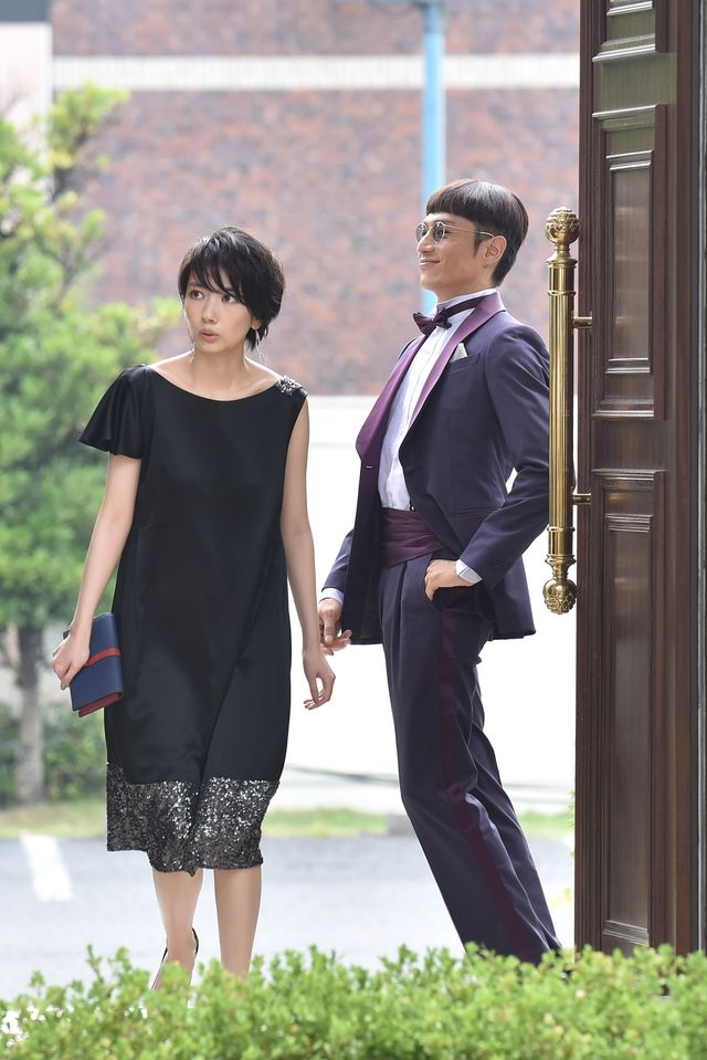 波瑠が黒ドレスでオトナの女性に大変身！（2枚目）