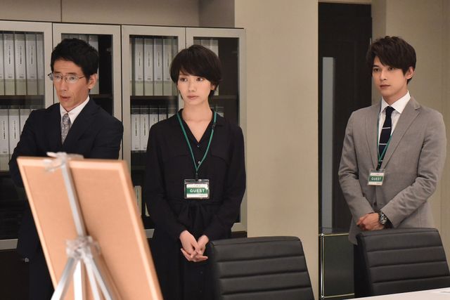 波瑠が黒ドレスでオトナの女性に大変身！（6枚目）