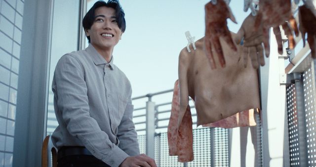 人体で制作された狂気の“人間イス”…『インコンプリート・チェアーズ』海外版ビジュアル＆場面写真（3枚目）