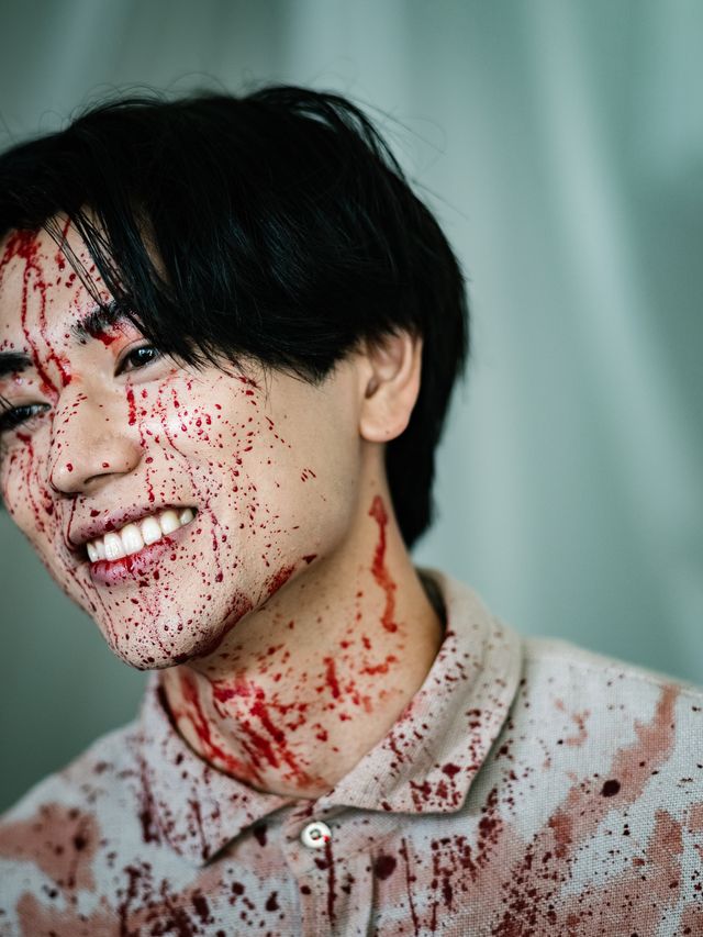 人体で制作された狂気の“人間イス”…『インコンプリート・チェアーズ』海外版ビジュアル＆場面写真（5枚目）