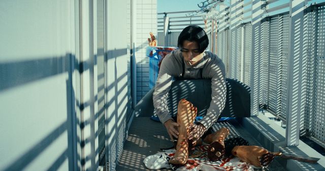 人体で制作された狂気の“人間イス”…『インコンプリート・チェアーズ』海外版ビジュアル＆場面写真（6枚目）