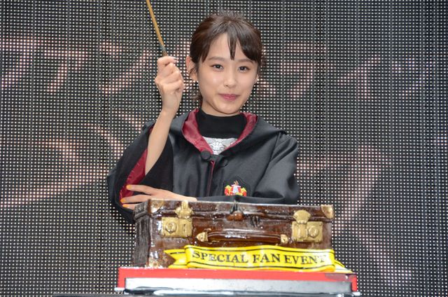 高橋愛　ハリポタ新シリーズの撮影セットも見学　まさにファンタスティック！　画像ギャラリー（12枚目）