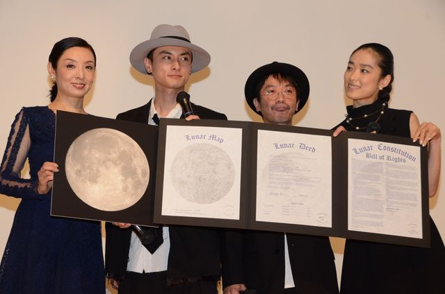 高良健吾ら、なんと“月の土地”を監督にプレゼント！（2枚目）