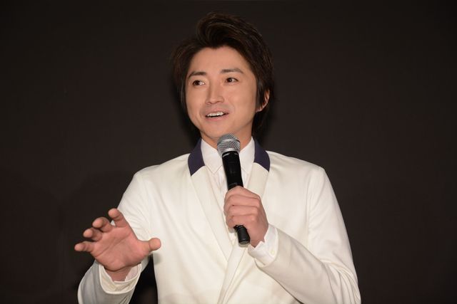 藤原竜也、ファン＆マスコミサービスで高級チョコ100個を手渡し！　画像ギャラリー：フォトギャラリー