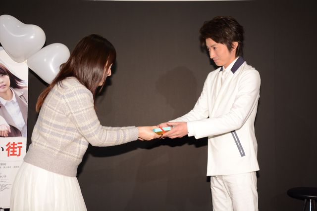 藤原竜也、ファン＆マスコミサービスで高級チョコ100個を手渡し！　画像ギャラリー（3枚目）