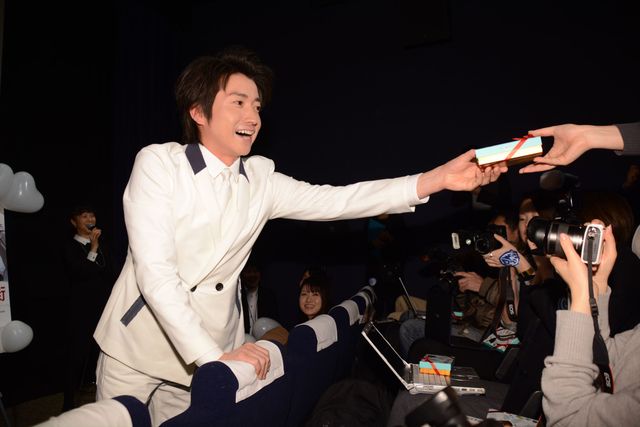 藤原竜也、ファン＆マスコミサービスで高級チョコ100個を手渡し！　画像ギャラリー（5枚目）