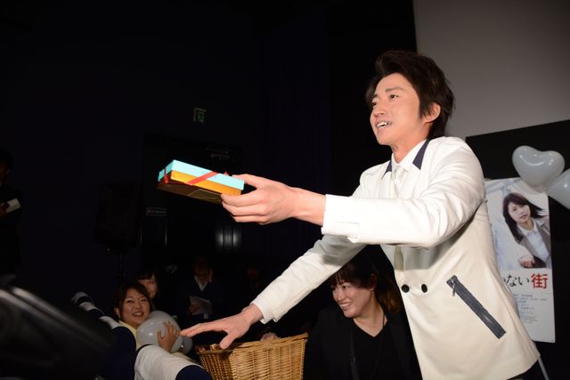藤原竜也、ファン＆マスコミサービスで高級チョコ100個を手渡し！　画像ギャラリー（6枚目）