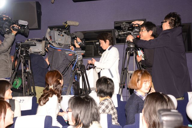 藤原竜也、ファン＆マスコミサービスで高級チョコ100個を手渡し！　画像ギャラリー（7枚目）