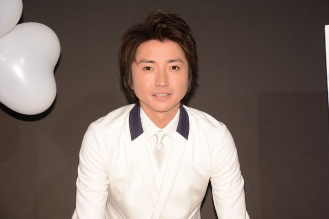 藤原竜也、ファン＆マスコミサービスで高級チョコ100個を手渡し！　画像ギャラリー（9枚目）