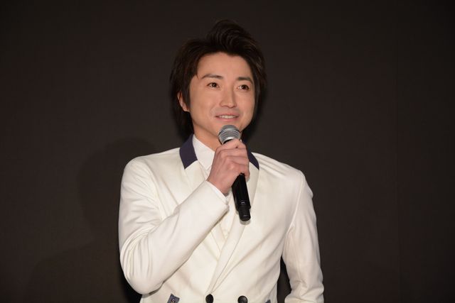 藤原竜也、ファン＆マスコミサービスで高級チョコ100個を手渡し！　画像ギャラリー（12枚目）