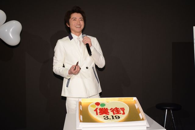 藤原竜也、ファン＆マスコミサービスで高級チョコ100個を手渡し！　画像ギャラリー（13枚目）