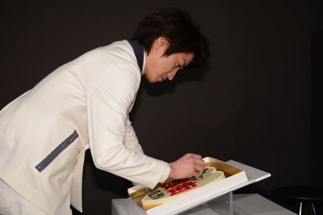 藤原竜也、ファン＆マスコミサービスで高級チョコ100個を手渡し！　画像ギャラリー（14枚目）