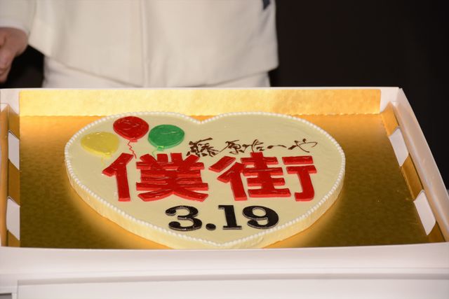 藤原竜也、ファン＆マスコミサービスで高級チョコ100個を手渡し！　画像ギャラリー（15枚目）