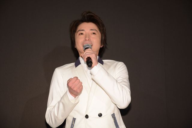 藤原竜也、ファン＆マスコミサービスで高級チョコ100個を手渡し！　画像ギャラリー（17枚目）