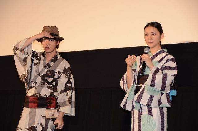 佐藤健＆武井咲が浴衣で登場！フォトギャラリー（3枚目）