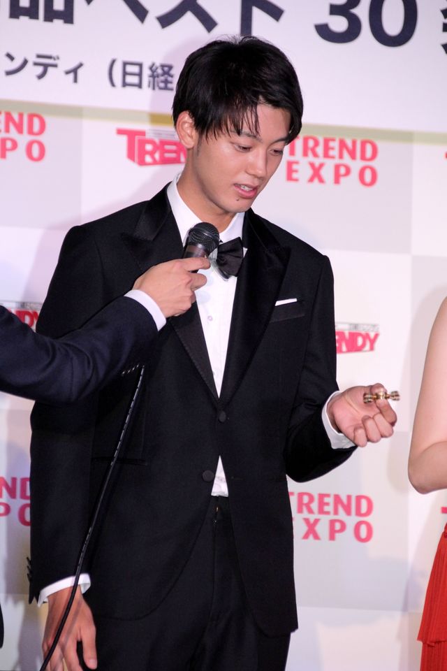 竹内涼真がタキシードで登場！日経トレンディ「2017年ヒット商品ベスト30」＆「2018年ヒット予測ランキング」発表会（10枚目）