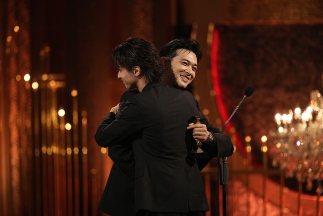 吉沢亮＆横浜流星が熱い抱擁！
