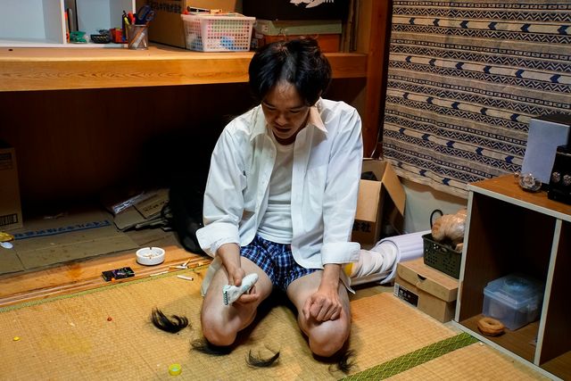 池松壮亮、自らの手で丸刈りに！：フォトギャラリー