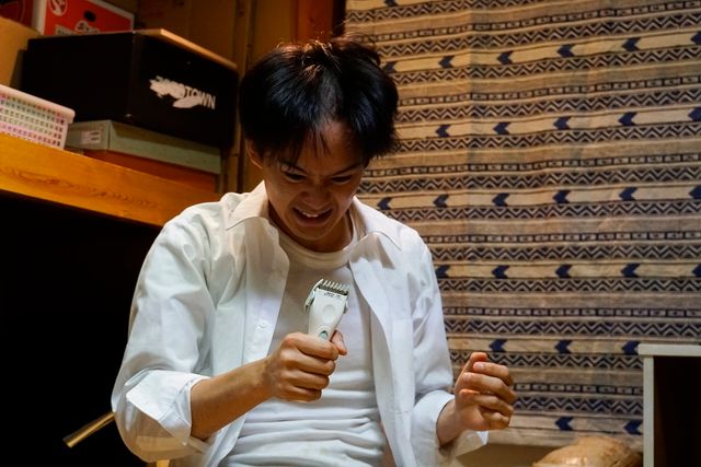 池松壮亮、自らの手で丸刈りに！（2枚目）