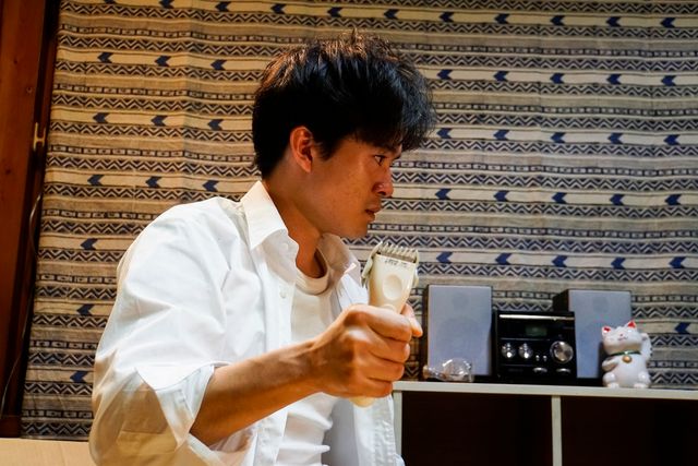 池松壮亮、自らの手で丸刈りに！（3枚目）